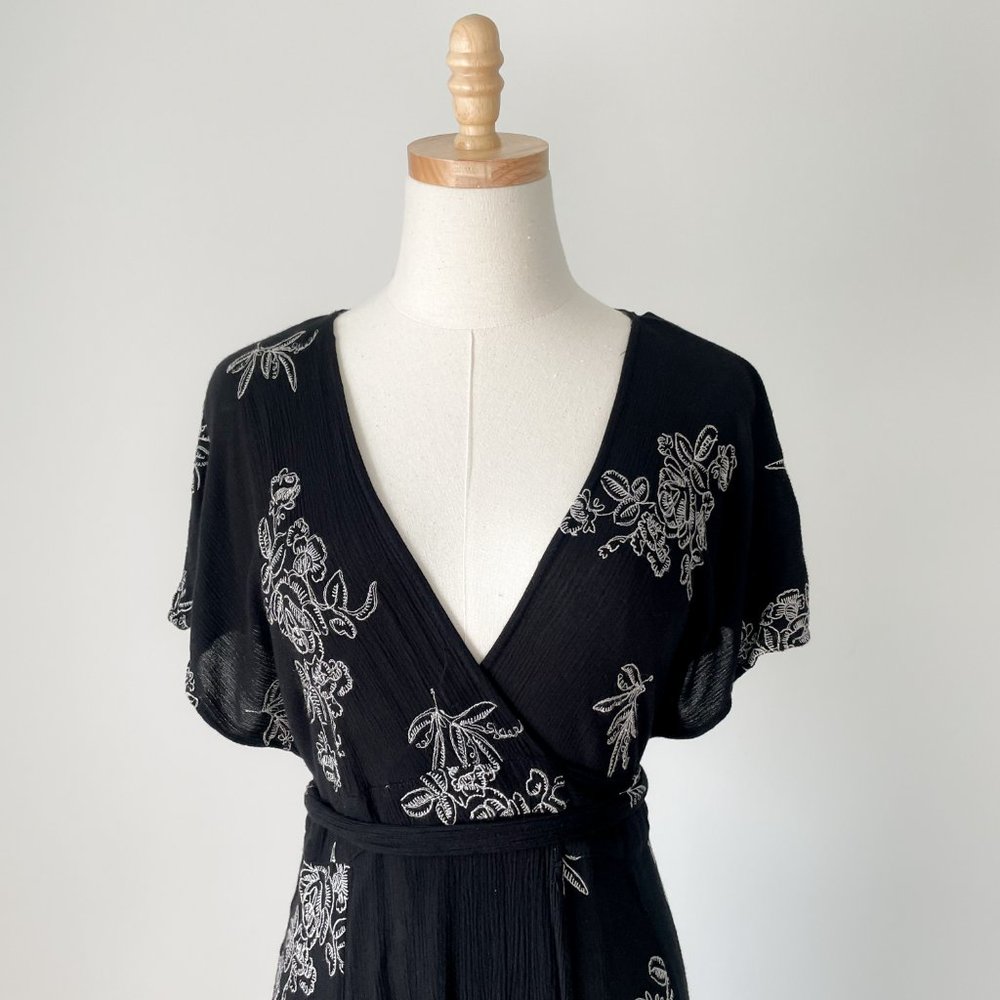 Mod Ref Flutter Sleeve Black Embroidered Floral P… - image 2